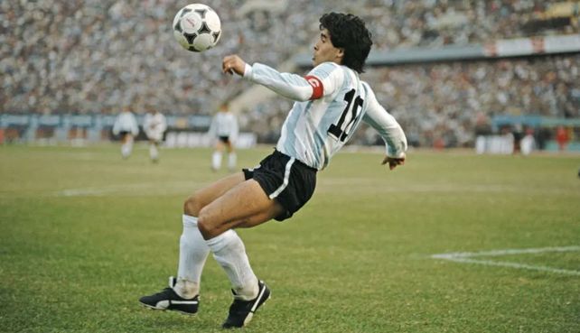 Diego Armando Maradona con la camiseta de la selección y su eterno amor: la pelota.