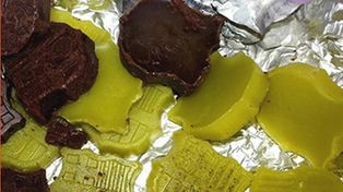 Fue preso por hacer bombones de marihuana con formas del escudo de Barcelona