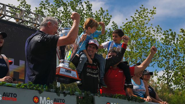 Alfonso Domenech, con su papá y su hijo en el podio de Trelew. Por supuesto, con la Orejona, que ahora llevará su nombre.