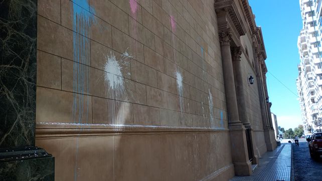Vandalizaron la Catedral de Rosario durante la Marcha del Orgullo y dañaron su fachada restaurada
