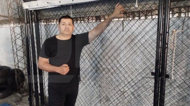 Javier Buba Martínez sosteniendo una de las rejas de la jaula donde los participantes desarrollarán sus combates en el KO al límite.