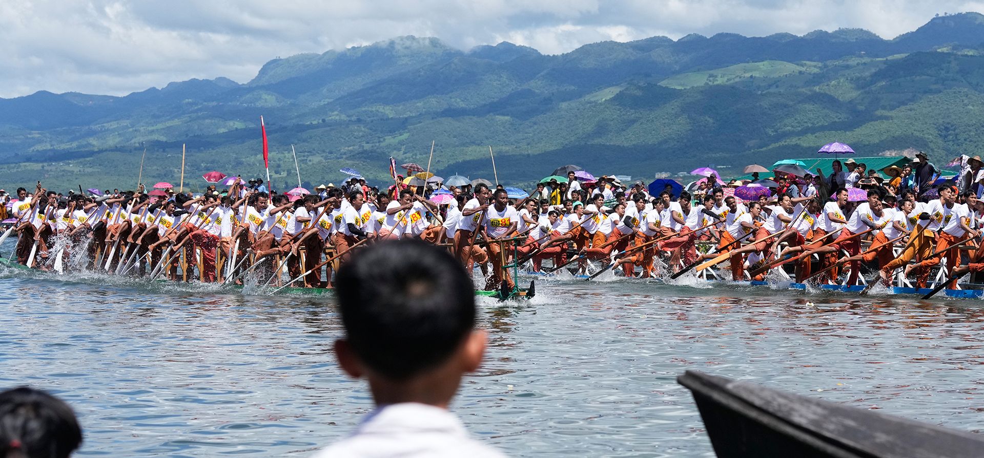 Personas de la etnia Intha reman en sus botes durante una competición tradicional de carreras de botes para conmemorar el festival de la pagoda Phaung Daw Oo, el viernes 26 de septiembre de 2025, en el lago Inle, al sur del estado de Shan, Myanmar (Birmania). (Foto AP/Thein Zaw) Personas de la etnia Intha reman en sus botes durante una competición tradicional de carreras de botes para conmemorar el festival de la pagoda Phaung Daw Oo, el viernes 26 de septiembre de 2025, en el lago Inle, al sur del estado de Shan, Myanmar (Birmania). (Foto AP/Thein Zaw)