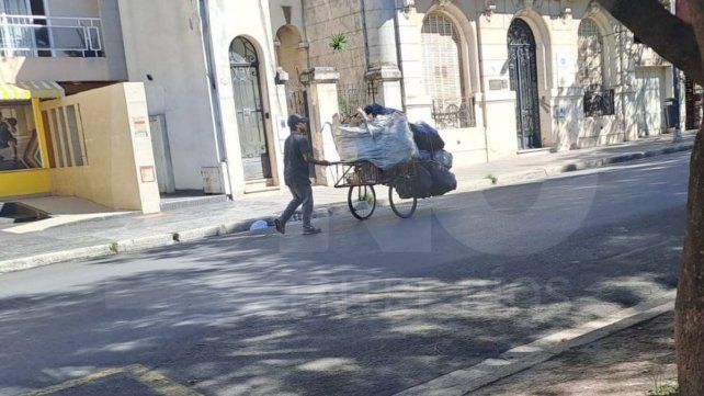 Menos consumo y más carros: la dramática realidad de los recicladores urbanos