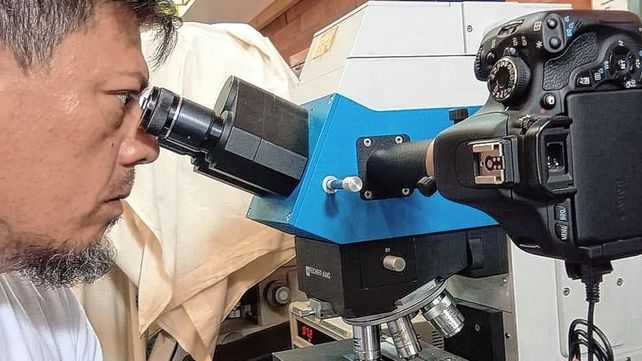 El doctor Novoa de la Facultad de Ciencias de la Alimentación de Concordia amplió su saber sobre pequeñas algas acuáticas utilizadas como bioindicadores