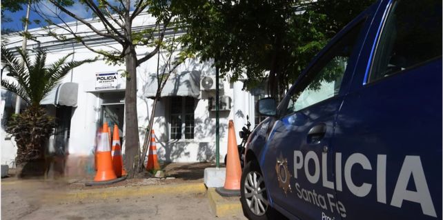 Cayeron dos policías de la Comisaría 8° por pedir coima para devolver una moto y relevaron a 11 efectivos