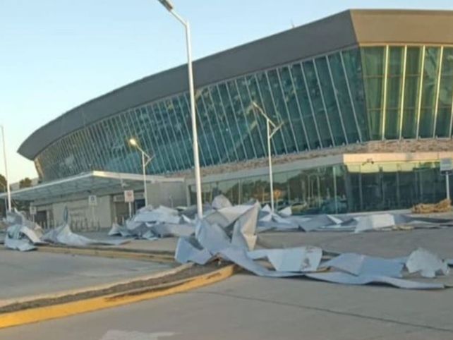 Volaron las chapas y así quedaron en la zona de estacionamiento de la terminal aérea.