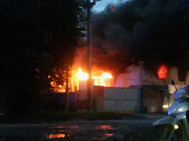 El incendio de grandes proporciones se dio esta tarde en la vecina localidad de Pérez. (Foto Twitter @maurifigarrota)