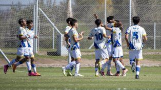 En el final, la alegría extrema. Los jugadores de Central celebran tras el triunfo agónico frente a Godoy Cruz.
