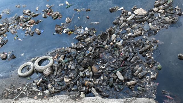 Mucha basura. Las botellas de plástico en el río generan una inquietante problemática que avanza.