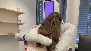 Crean un robot capaz de dar ese abrazo que tanto se necesita hoy