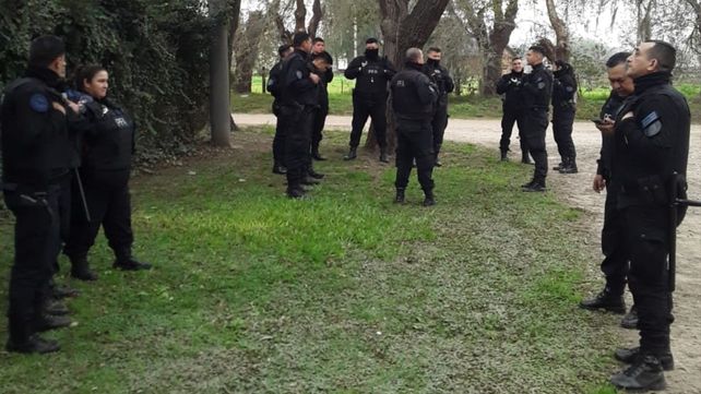 Los policías de la Federal partieron hacia los tres operativos luego de convocar a testigos en Los Olmos.