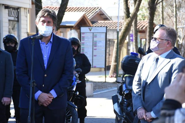 El intendente Santacroce destacó el compromiso del gobierno provincial en la entrega de las motos por parte de Jorge Lagna.