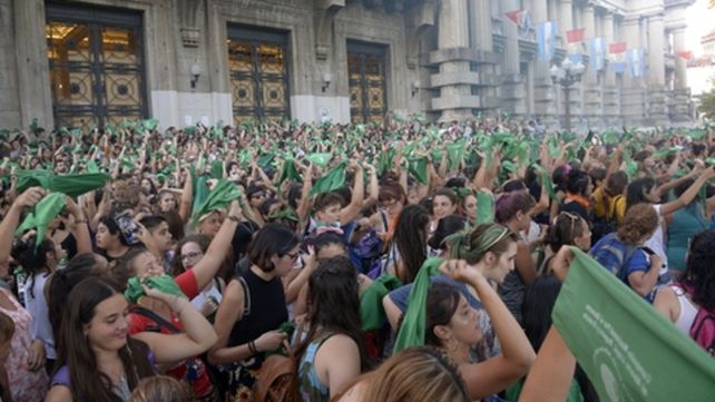 Pañuelazo. Las mujeres se concentraron ayer en la Plaza San Martín.