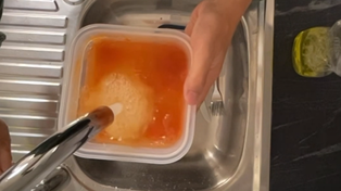 El truco viral para limpiar las manchas de salsa de los tuppers