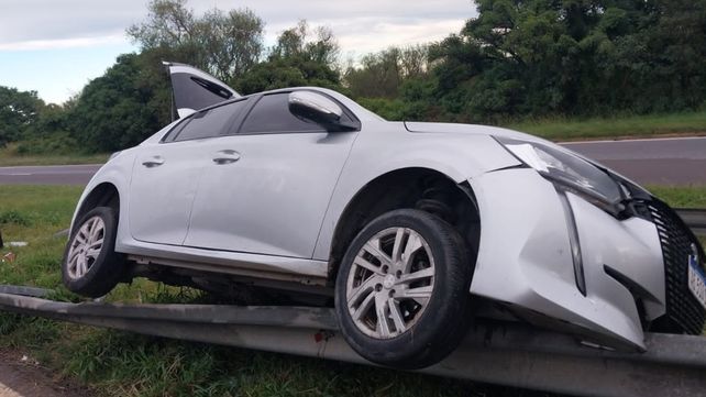 Este domingo el conductor de un automóvil Peugeot 208 perdió el control del rodado