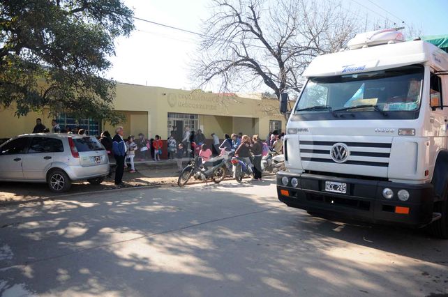 Animarse. Los padres que llevan a sus hijos deben tener un gran cuidado al momento de cruzar calle Beruti.