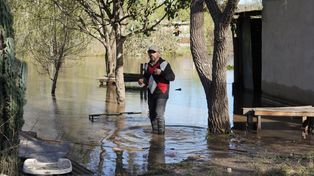 En el río Carcarañá en pleno barrio El Formoseño bajaron un poco las aguas, pero prevalece el alerta.