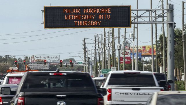 La señalización vial anuncia la inminente llegada del huracán Milton y las zonas de evacuación en Port Richey, Florida. (Foto AP/Mike Carlson)