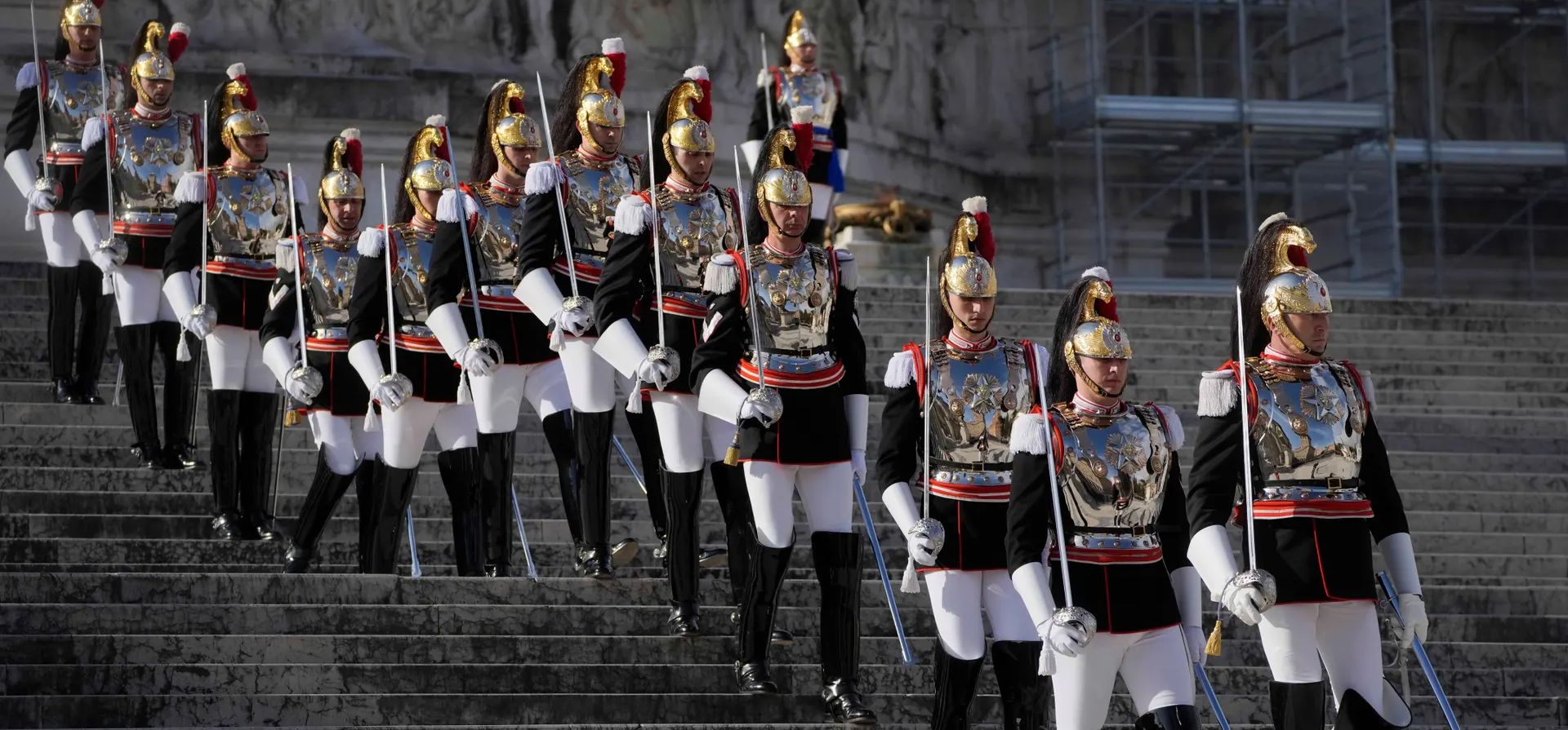Roma, Italia. Los guardias presidenciales de coraceros descienden los escalones de la tumba del Guerrero Desconocido durante una ceremonia en el Día de la Liberación, que conmemora la victoria del movimiento de resistencia italiano durante la Segunda Guerra Mundial. Fotografía: Gregorio Borgia/AP