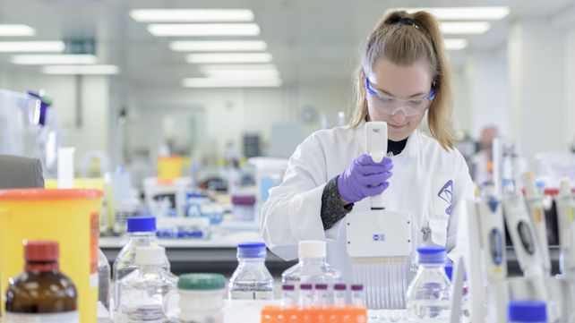 AstraZeneca lleva adelante varios estudios sobre tratamientos para combatir el Covid-19.&nbsp;