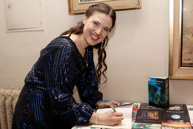 Celina Hernández autografiando el libro 