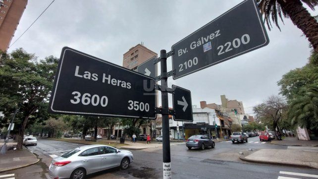 Esperaba el verde del semáforo en Bulevar cuando motochorros le rompieron el vidrio y le robaron