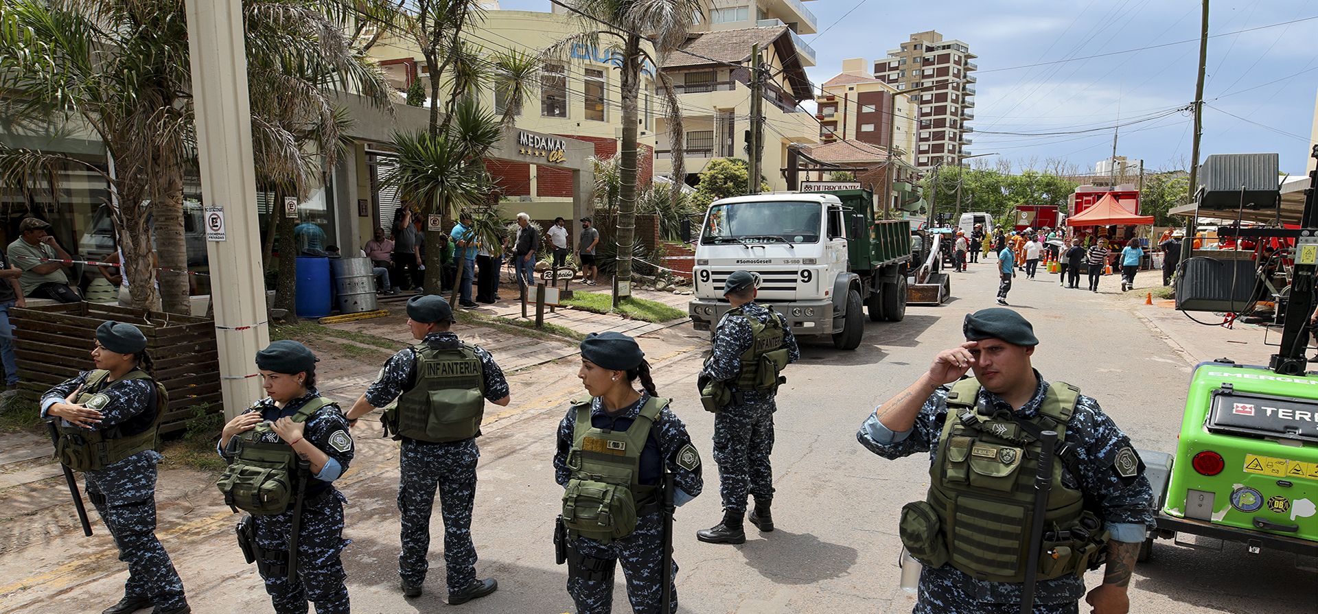 La policía bloquea una calle que conduce al Hotel Dubrovnik, donde bomberos y rescatistas trabajan para encontrar sobrevivientes luego del derrumbe del hotel, en Villa Gesell, Argentina, el martes 29 de octubre de 2024. (Foto AP/Christian Heit) La policía bloquea una calle que conduce al Hotel Dubrovnik, donde bomberos y rescatistas trabajan para encontrar sobrevivientes luego del derrumbe del hotel, en Villa Gesell, Argentina, el martes 29 de octubre de 2024. (Foto AP/Christian Heit)