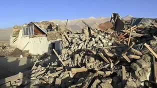 Al menos 126 muertos y mil edificios dañados tras un terremoto en Nepal