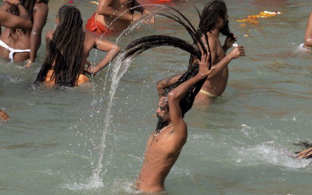 Un Naga Sadhu o un santo hindú toma un baño sagrado en el río Ganges durante Shahi snan para conmemorar el festival Maha Shivratri durante Kumbh mela, en Haridwar, en el estado indio de Uttrakhund.