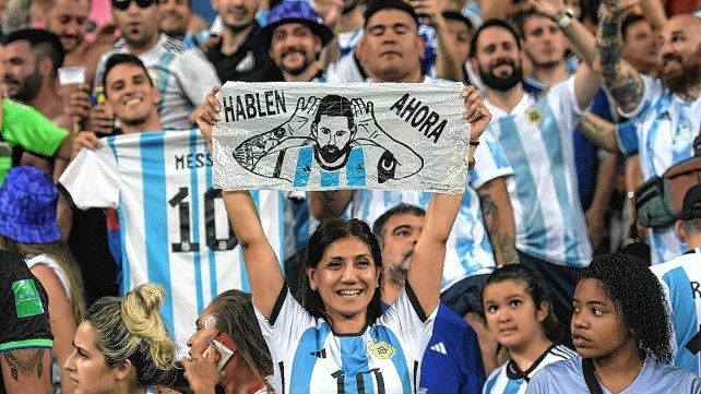 La bandera con el famoso gesto que Messi hizo ante Países Bajos en la Copa del Mundo Qatar 2022.