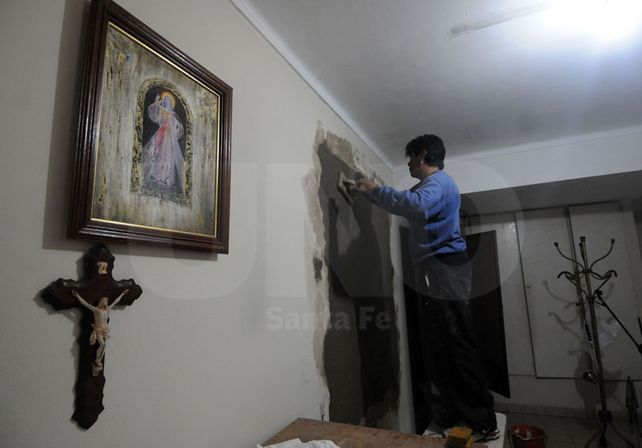 Esta misma mañana se volvió a cerrar el lugar por donde ingresaron los delincuentes en las últimas dos oportunidades.// Mauricio Centurión-UNO Santa Fe.