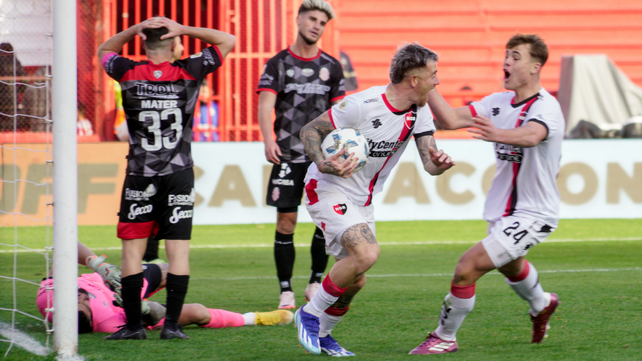 Ramírez y Mateo Silvetti festejan el gol ante Barracas. Fue el estreno de Sebastián Méndez en el banco y el único triunfo de Newell's de visitante en la liga.