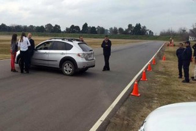 Cansado del ruido, Solá irrumpió en un evento con un custodio armado