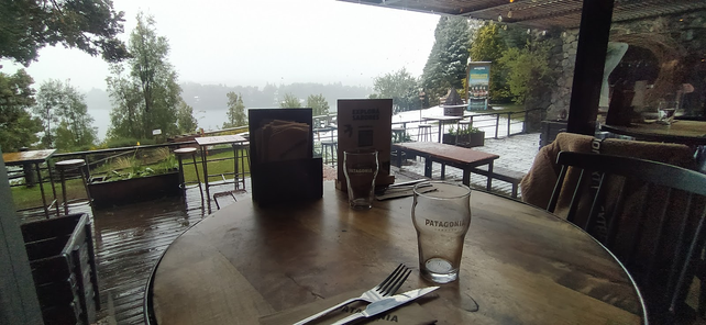 El restaurante de la fábrica de Patagonia y una vista ideal para disfrutar de una cerveza y una rica comida 