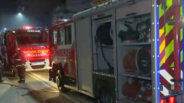 Foto: Captura de TV. Los bomberos trabajaron en el incendio