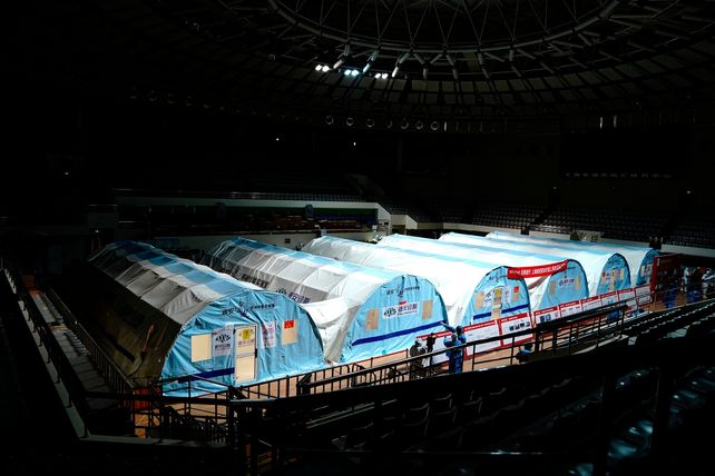 Centro de testeo montado en un estadio de Shangai.