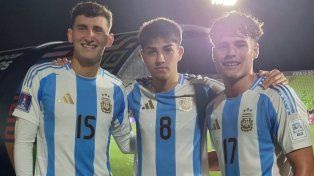El trío de Newells. Mata Pérez, Valentino Acuña y Mateo Silvetti, tras la victoria ante Cuba por la primera fecha del Mundial sub-20.