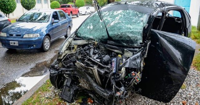 El vehículo en el que iban las víctimas del fatal siniestro en avenida del Rosario y Ayacucho.
