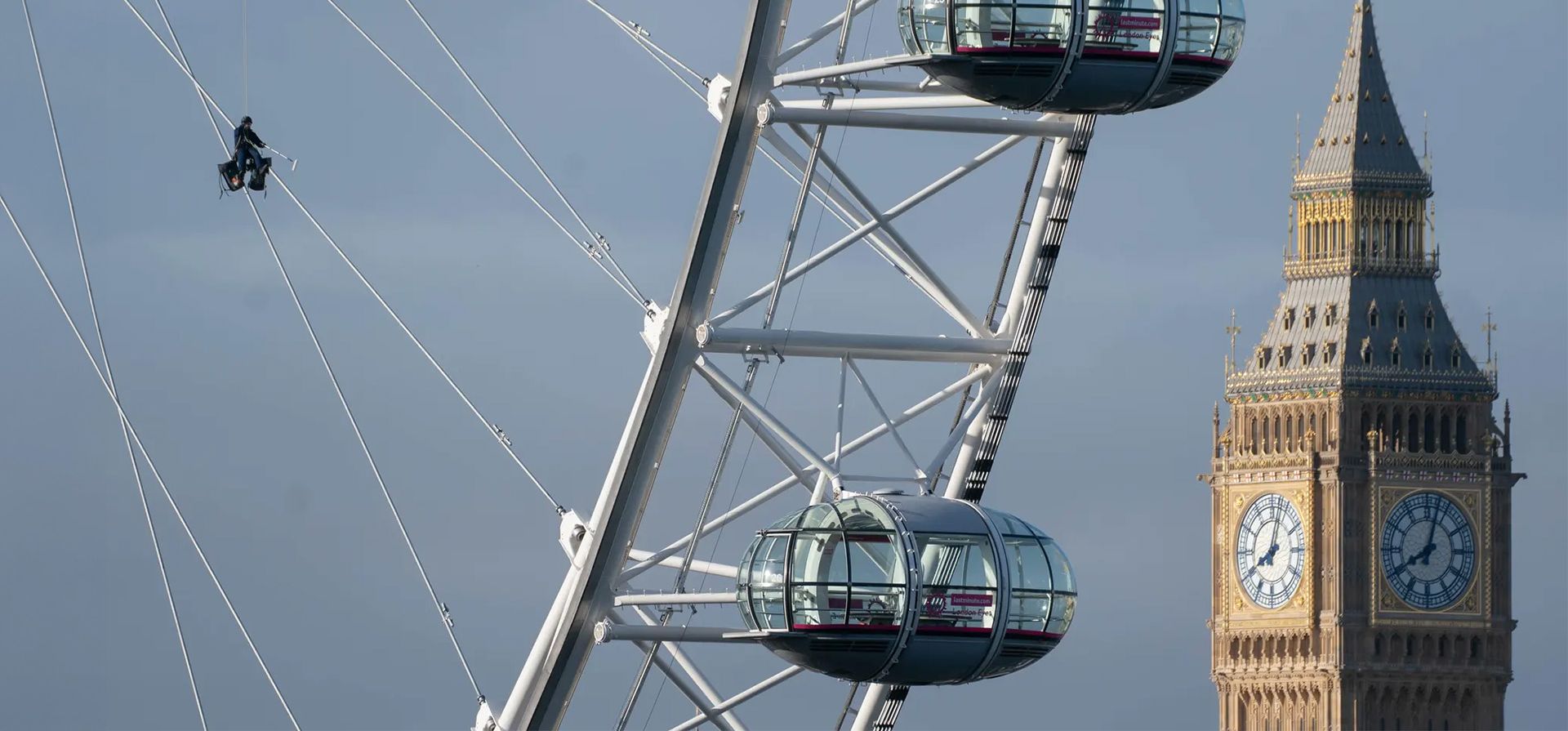 Un miembro de un equipo de pintura hace rápel desde lo alto del London Eye. La atracción está recibiendo una nueva capa de pintura, con una estimación de 5.000 litros necesarios para cubrir la rueda de 135 metros de altura. Fotografía: James Manning/PA Wire Un miembro de un equipo de pintura hace rápel desde lo alto del London Eye. La atracción está recibiendo una nueva capa de pintura, con una estimación de 5.000 litros necesarios para cubrir la rueda de 135 metros de altura. Fotografía: James Manning/PA Wire