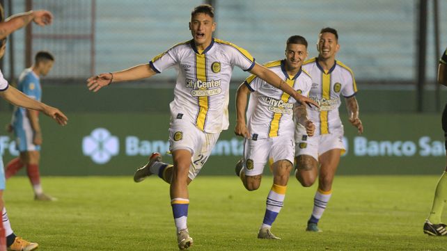 Alejo Veliz celebra su gol en cancha de Arsenal