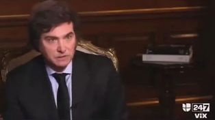 El presidente Javier Milei se fastidió cuando la periodista de Univisión Carolina Rosario le quiso preguntar sobre su vida personal.&nbsp;
