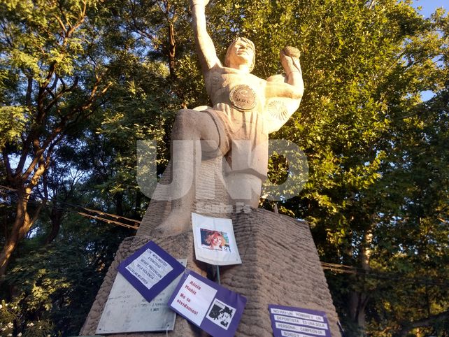 El monumento a Carlos Monzón se tiñó de lila en la Costanera