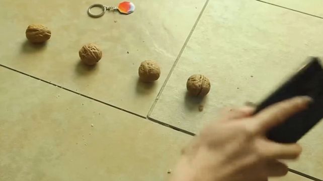 El smartphone que funciona como cascanueces y no se hace ni un rasguño