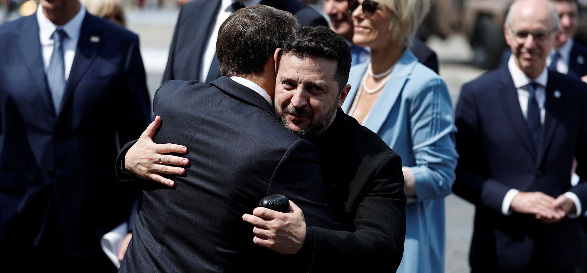 El presidente francés Emmanuel Macron abraza al presidente ucraniano Volodymyr Zelenskiy al salir tras el desfile militar anual del Día de la Bastilla en la Plaza de la Concordia en París, Francia, el martes 14 de julio de 2026. (Foto de Benoit Tessier/Pool vía AP) El presidente francés Emmanuel Macron abraza al presidente ucraniano Volodymyr Zelenskiy al salir tras el desfile militar anual del Día de la Bastilla en la Plaza de la Concordia en París, Francia, el martes 14 de julio de 2026. (Foto de Benoit Tessier/Pool vía AP)