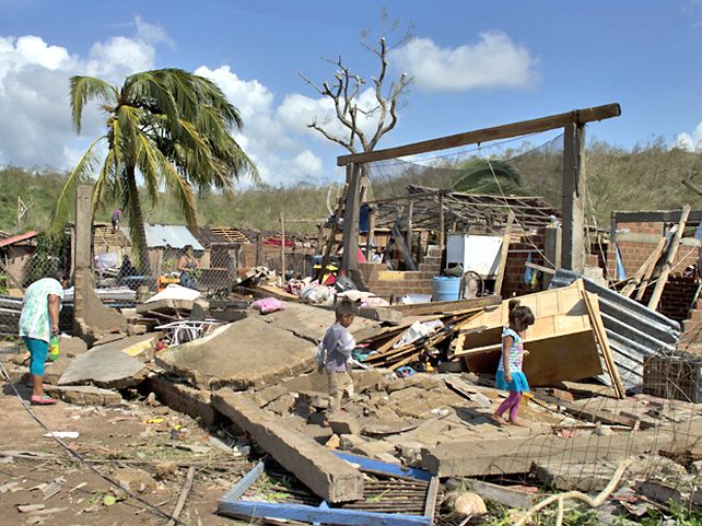 Daños. Casas destruidas en Chamela