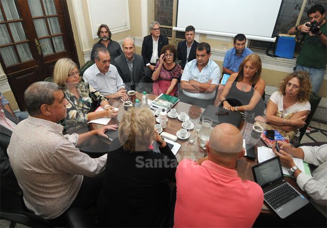 Doble turno. Los miembros paritarios se reunieron por la mañana pero recién al final de la tarde llegaron a un acuerdo / Foto: Manuel Testi - Uno Santa Fe