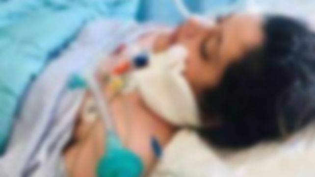 Irán: se extienden protestas por la muerte de Mahsa Amini. La joven de 22 años fue arrestada por mostrar el cabello por el velo islámico mal colocado.
