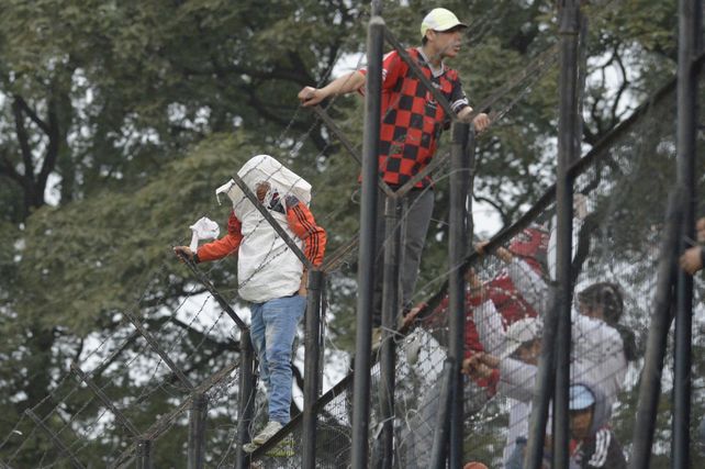 En el segundo tiempo los barrabravas subieron al alambrado con la intención de suspender el partido.