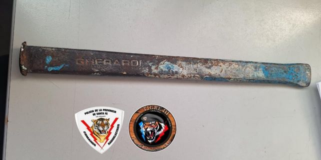 El cortafierro que se habría utilizado en la agresión fue incautado por la Policía. 