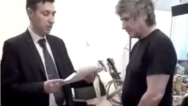 Despeinado y descalzo, así detenían a Boudou